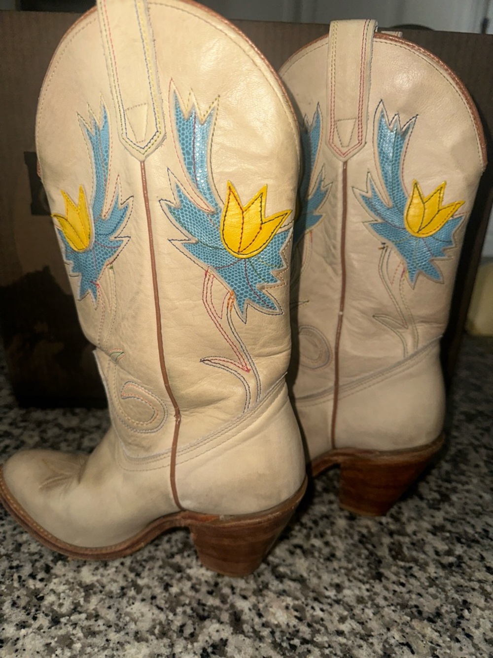MISS CAPEZIO Tulip Cream Cowboy Boots Vintage SZ 6.5 M USA Made Rainbow Stitched - Picture 2 of 16